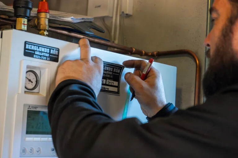 Teckna serviceavtal för din värmepump för optimal effektivitet, drift och livslängd.